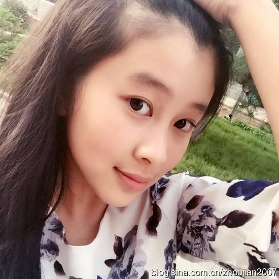 杨子12岁女儿自拍照曝光 甜美显成熟