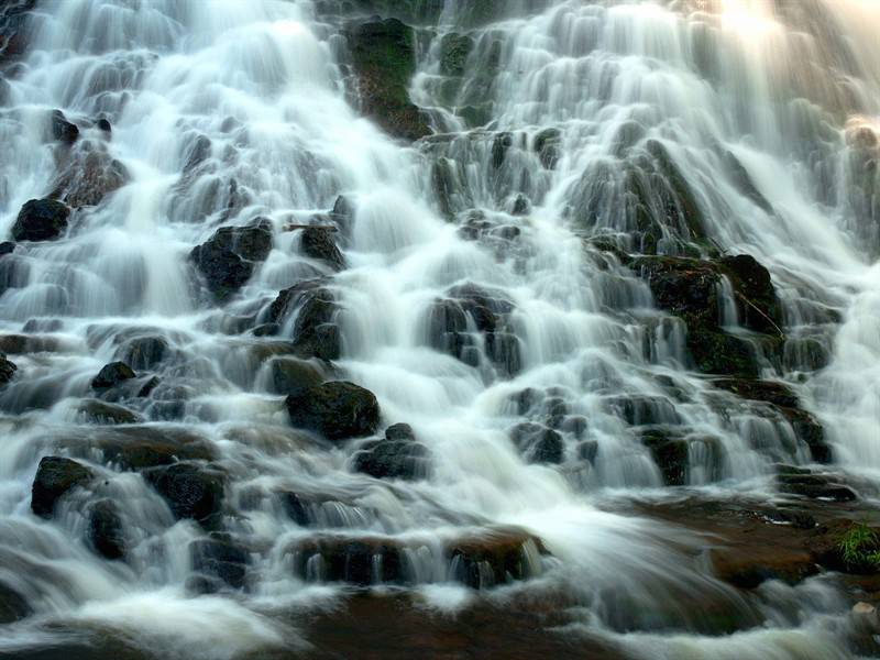 急湍奔流的山涧溪流瀑布美景图片