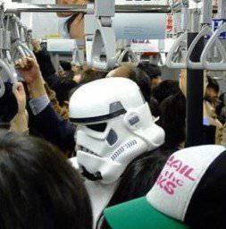 男子背刺猬包吓坏地铁乘客 盘点那些地铁奇葩