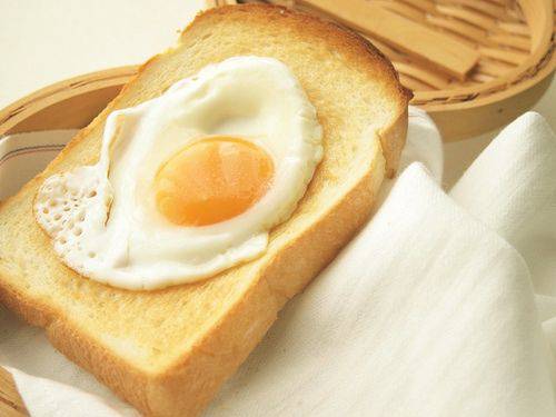 煎蛋面包片美味早餐随手拈来