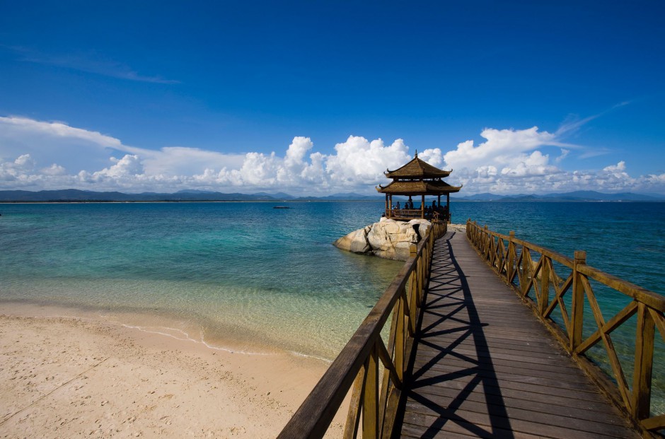 碧蓝海浪轻抚沙滩 海南三亚唯美风景图片