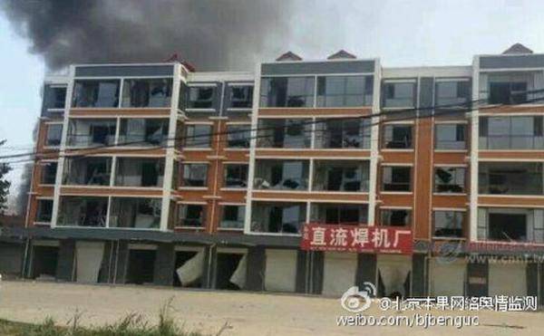 宁晋工厂发生爆炸 厂房被炸飞现场浓烟滚滚