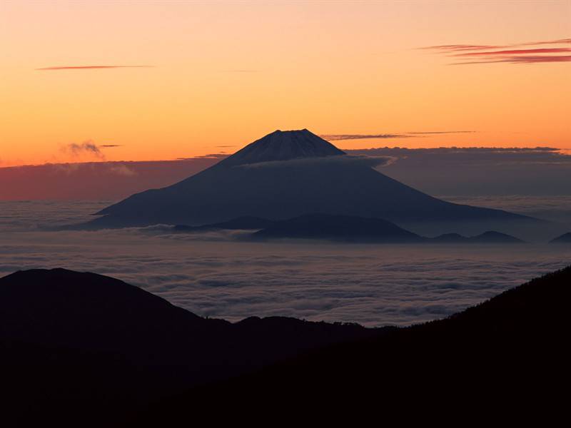 美妙绝伦的富士山下风光高清壁纸