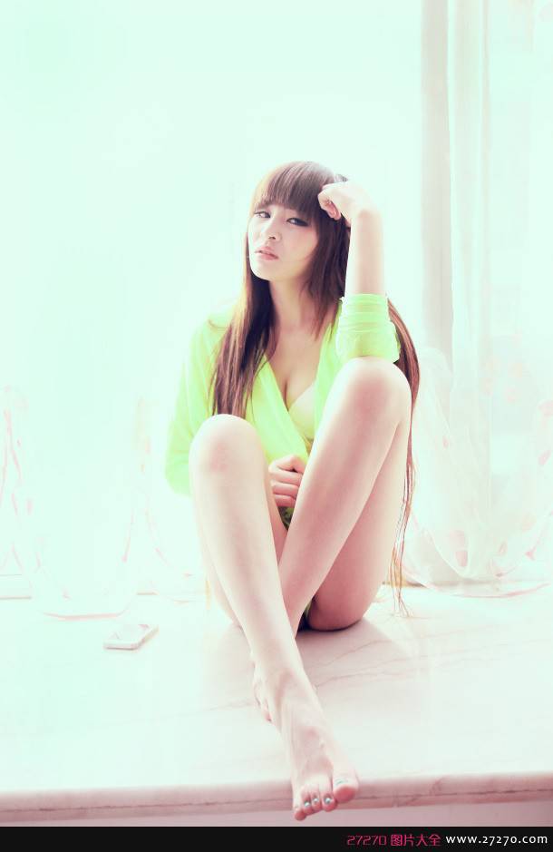 美女小妞苏夏臭美自拍写真