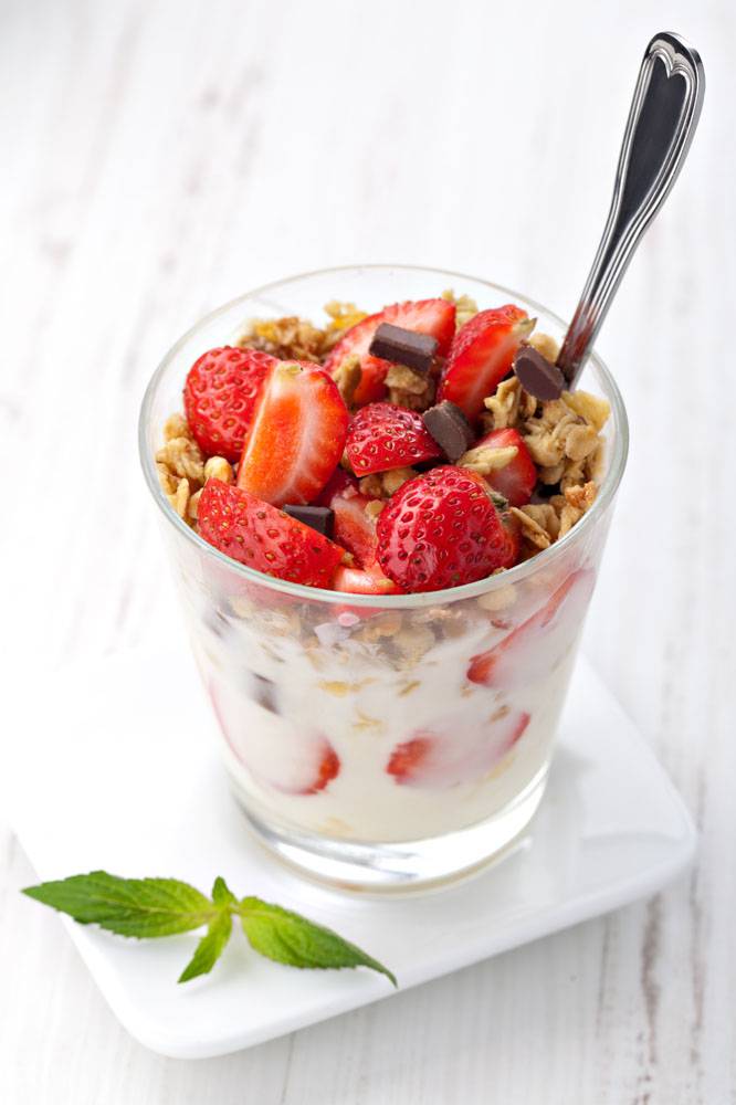 酸甜营养的健康草莓奶昔早餐图片