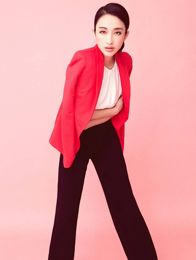 张俪红色西服写真面容清秀恬淡