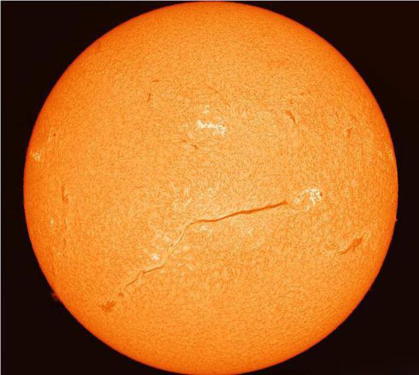 太阳出现史上最长暗条 部分或崩塌对地球产生影响