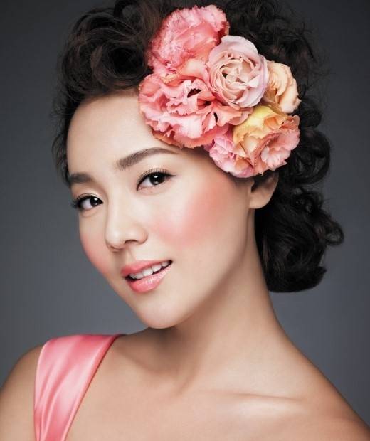 韩国女星柳真展现女性魅力写真