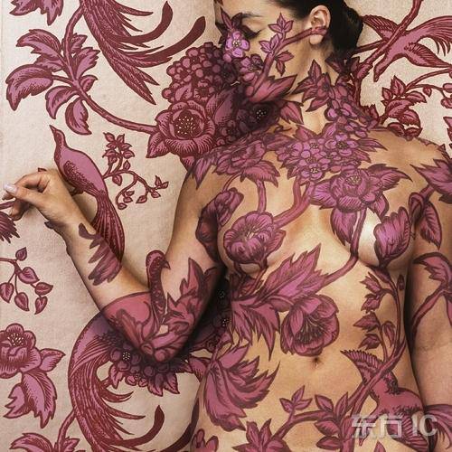 性感西方美女演绎中国元素人体彩绘