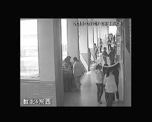 江苏13岁男生坠楼身亡监控 最关键26秒离奇缺失