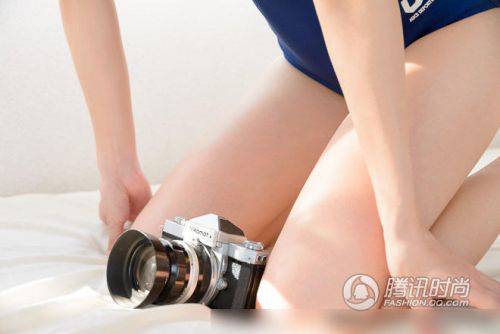 日本举办“大腿摄影展” 学生妹上演黑丝诱惑(3)