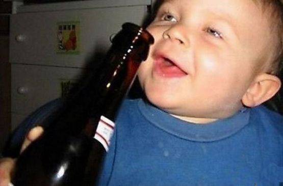 爱喝酒的小孩搞笑图片