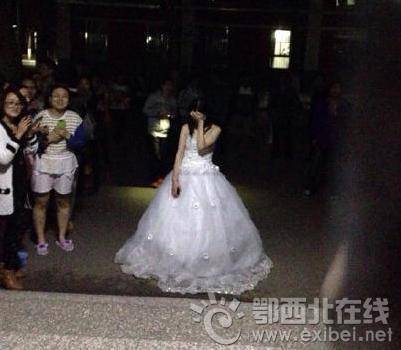 女生穿婚纱表白 男友因家庭原因动摇爱情 如今和好如初(2)