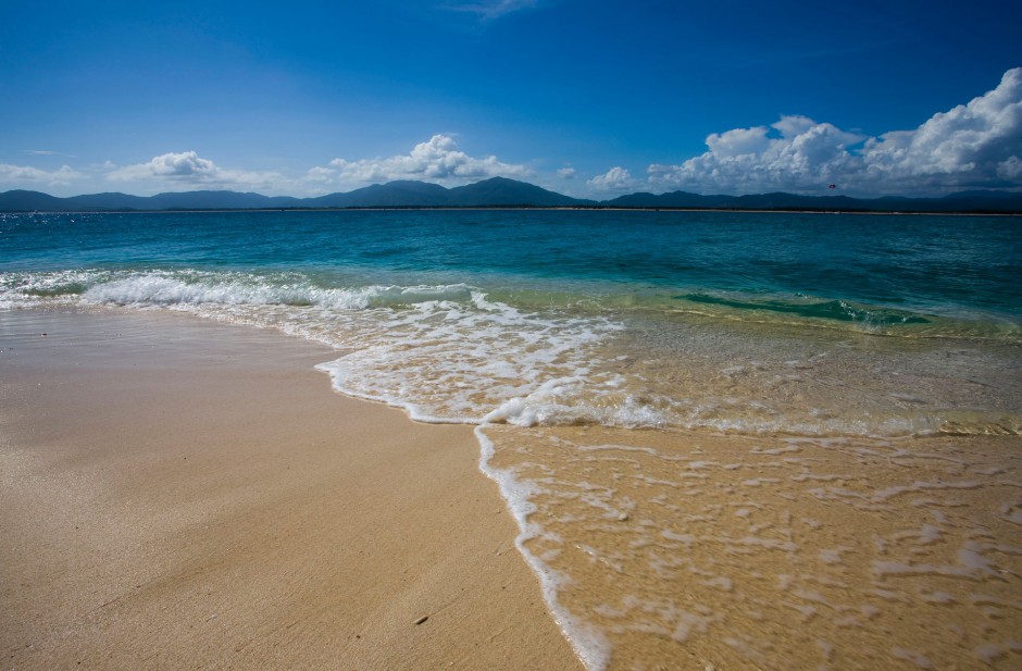 碧蓝海浪轻抚沙滩 海南三亚唯美风景图片