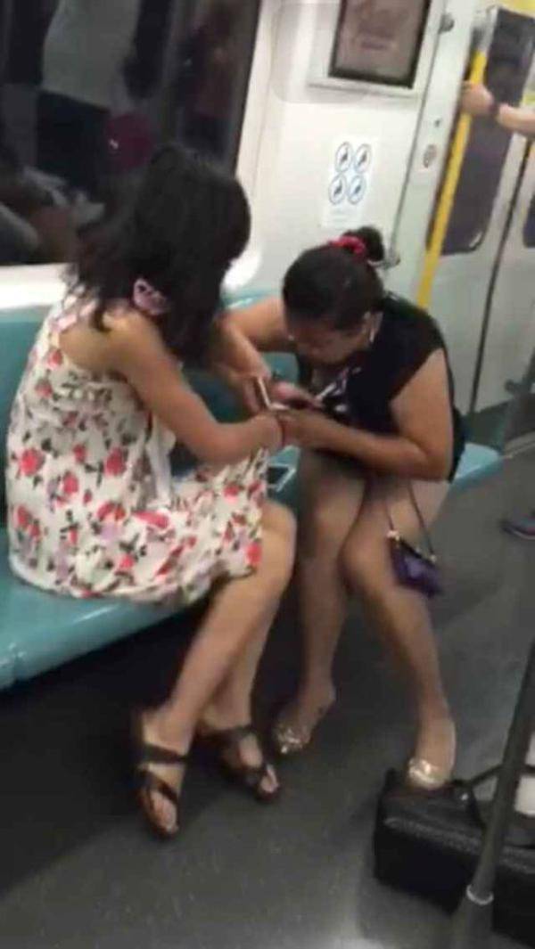 北京地铁两女子抢座撕衣 各自都走光