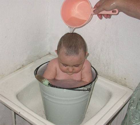 小宝宝的搞笑图片之泡个凉水澡