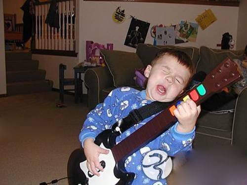 搞笑儿童图片之神情投入的吉他手