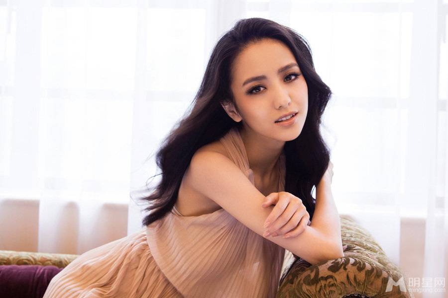 中国女演员佟丽娅尽展时尚成熟魅力