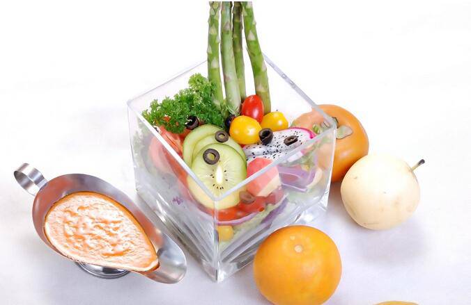 营养健康的水果蔬菜沙拉图片