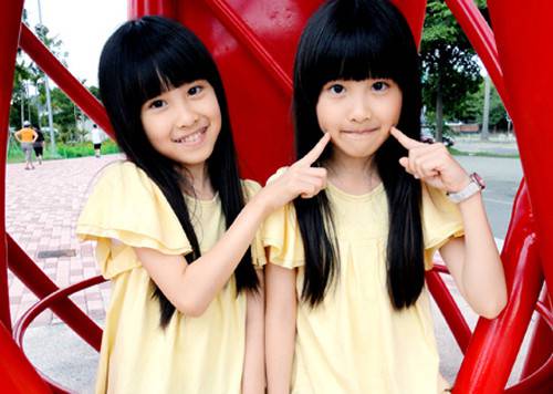 可爱甜美的双胞胎姐妹写真图片