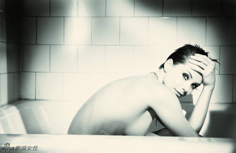 大胆欧美人体模特浴室湿身诱惑图