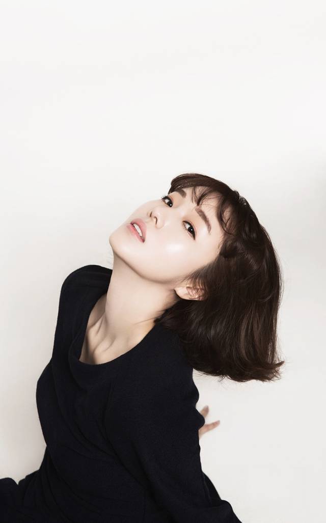 韩国女星李贞贤妩媚动人写真