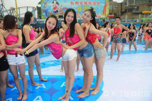 杭州数千美女集体穿肚兜拍毕业照(3)