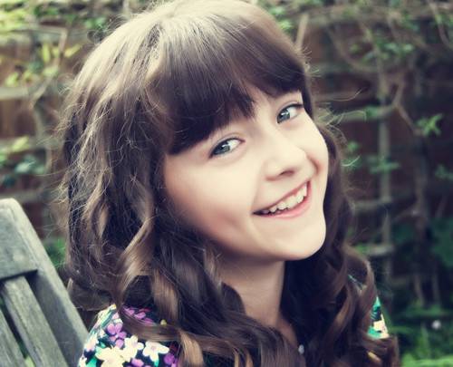 快乐无忧无虑的小女孩图片