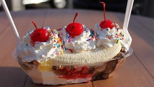 清新凉爽的香蕉船冰淇淋唯美图片