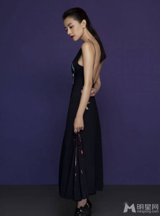 高圆圆性感裸背长裙大秀完美身姿