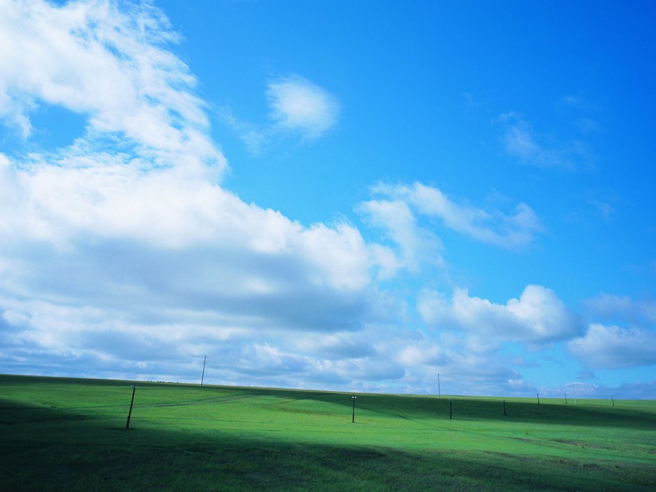 蓝天白云绿草地唯美风景图片壁纸