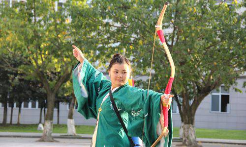 四川大学惊现“神雕侠侣” 常年着汉服上下课(3)