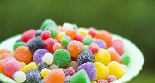 小巧甜蜜的彩虹糖摄影图片