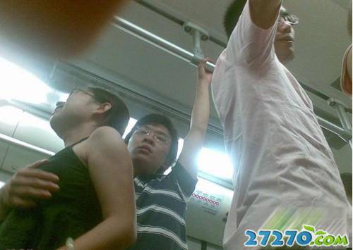 地铁里的神仙情侣们