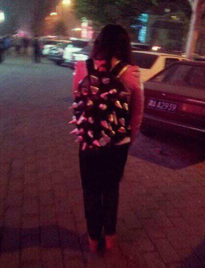 男子背刺猬包吓坏地铁乘客 盘点那些地铁奇葩