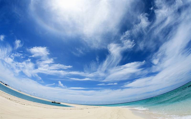 夏日碧海蓝天的冲绳岛美景高清图