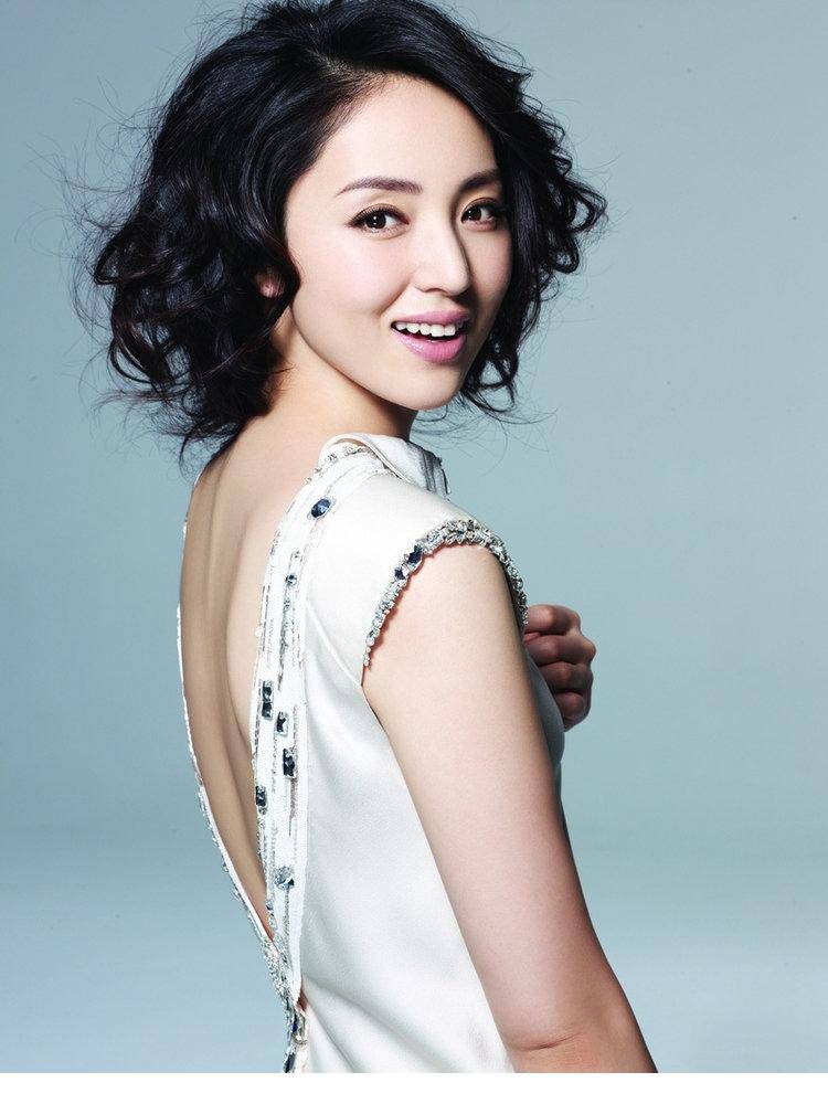 董璇气质卷发笑容甜美迷人写真