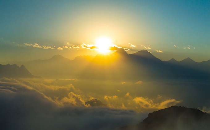 美丽的深山云雾风景图片