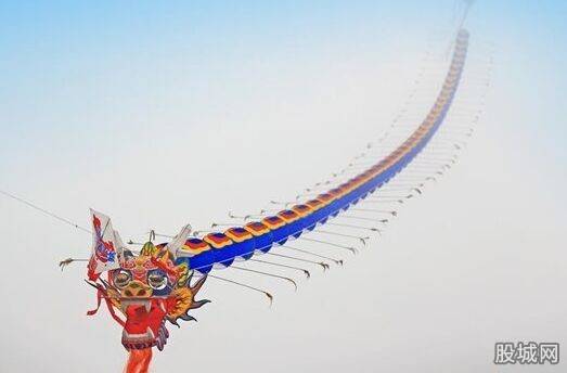 世界最长6000米风筝亮相重庆 巨龙风筝见首不见尾