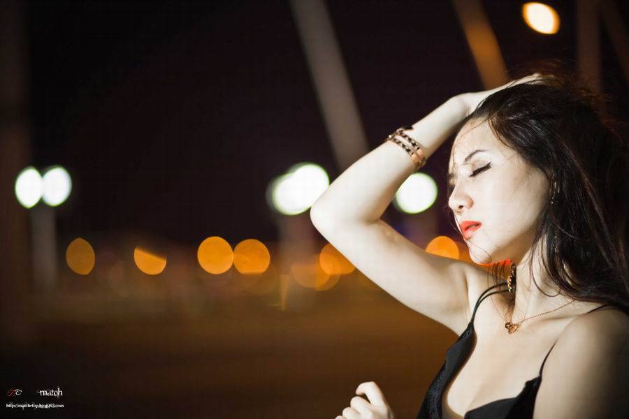 性感黑色吊带裙美女路边清凉照