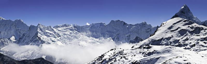 云雾中的冰山雪景高清图片