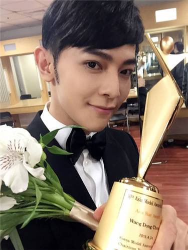 汪东城获“2015亚洲年度艺人” 与Sistar亲密合影