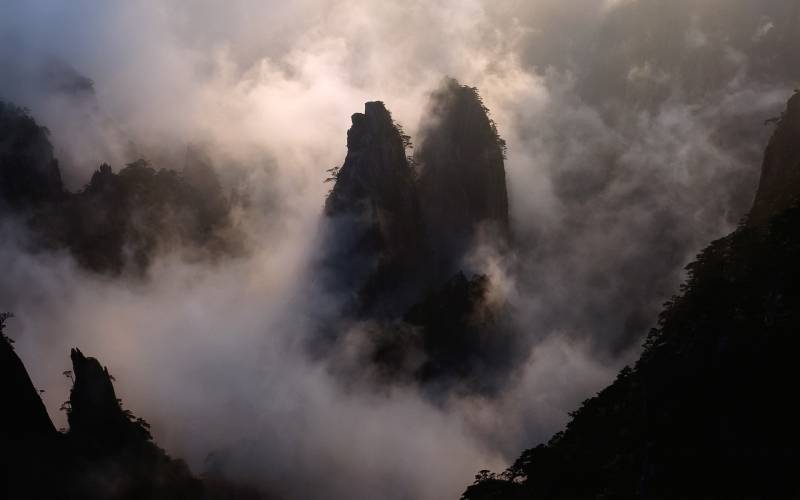 云雾中的山川精美图片