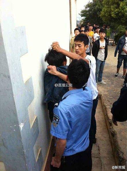 云南学生遭2名警察暴打 同学赴派出所讨说法