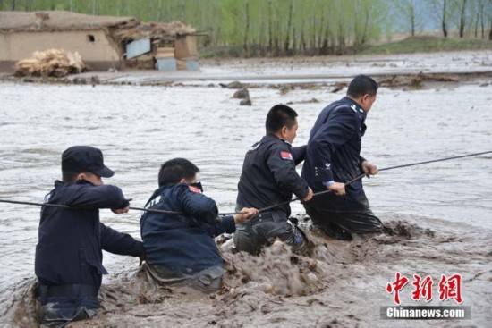 新疆暴雨引发洪水 警方紧急抢救