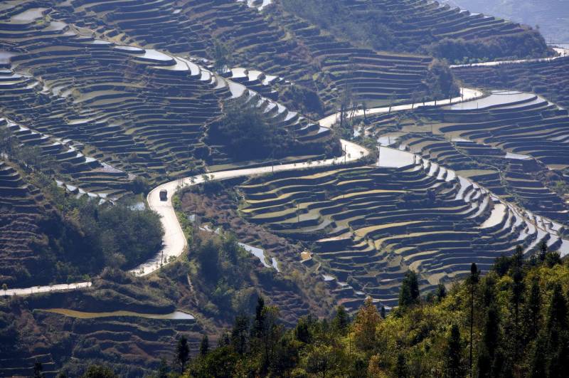 大山里层层叠叠的梯田图片