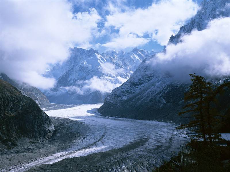 雾气缭绕高耸雪山风景图片