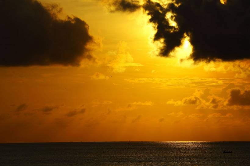 夕阳下的海边日落风景图片