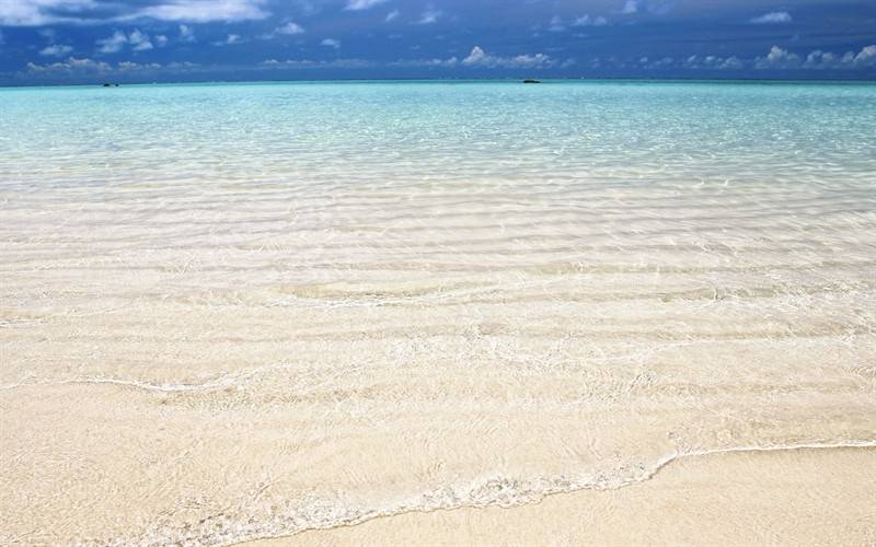 夏日碧海蓝天的冲绳岛美景高清图