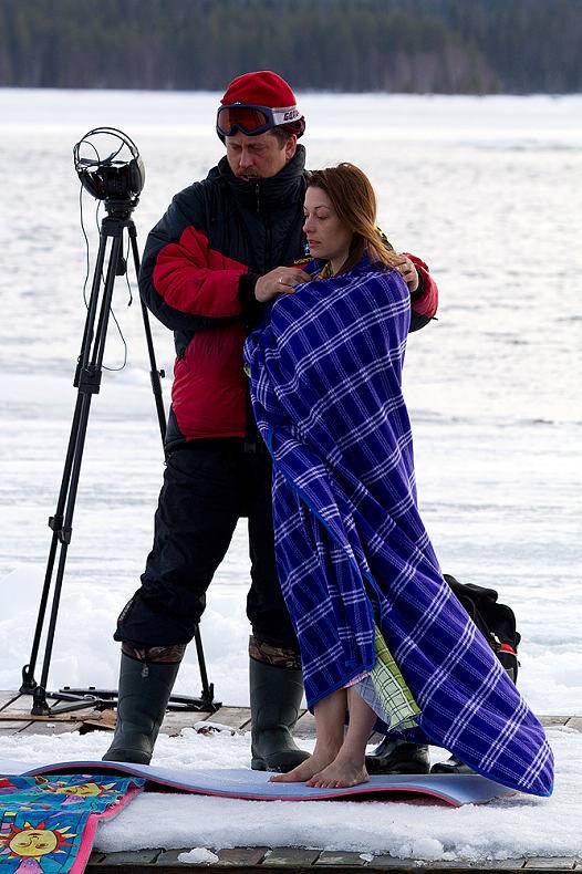 昔日冠军回归自然 俄美女冰下全裸戏白鲸